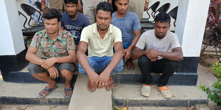 পুলিশের হাতে আটক পাঁচ মানব পাচারকারি