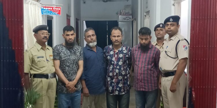 পুলিশের হাতে আটক চার বাংলাদেশি!