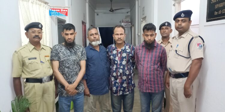 পুলিশের হাতে আটক চার বাংলাদেশি!