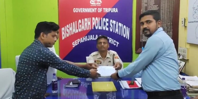 সাংবাদিক হেনস্তা কাণ্ডে দোষীদের বিরুদ্ধে কঠোর শাস্তির দাবিতে থানায় অভিযোগ দায়ের