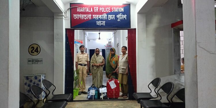 ২২ কেজি শুঁকনো গাঁজা সহ পুলিশের হাতে আটক দুই মহিলা