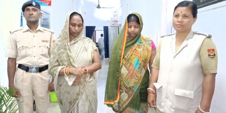 ২২ কেজি শুঁকনো গাঁজা সহ পুলিশের হাতে আটক দুই মহিলা