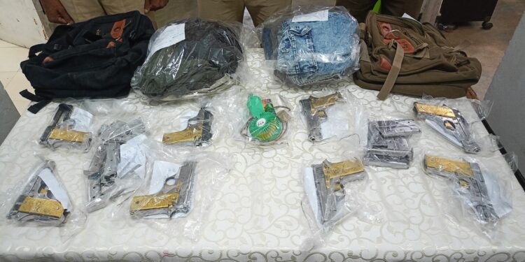 ৮ ফ্যাক্টরি মেইড পিস্তল সহ ১৬ টি খালি ম্যাগাজিন উদ্ধার!