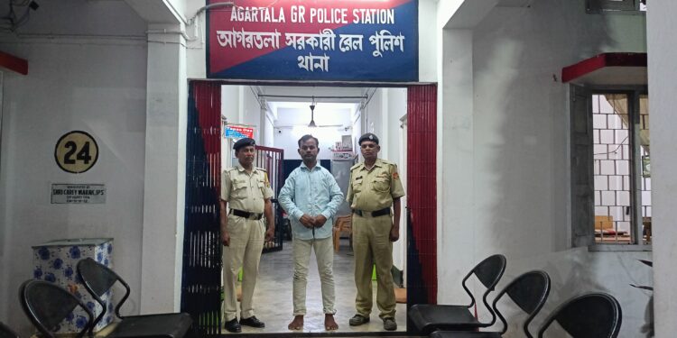 পুলিশের হাতে আটক এক মানব পাচারকারী