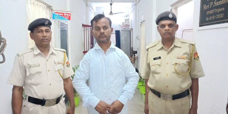 পুলিশের হাতে আটক এক মানব পাচারকারী