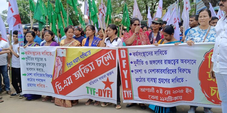 তিন দফা দাবিতে জেলাশাসকের নিকট বামফ্রন্টের ডেপুটেশন