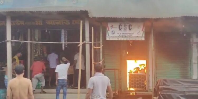ভয়াবহ অগ্নিকাণ্ডে পুড়ে ছাই দুটি দোকান ঘর
