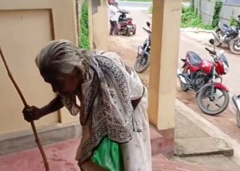 ভাতার টাকা না পেয়ে দিশেহারা ৯০ বছরের বৃদ্ধা!