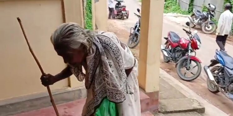 ভাতার টাকা না পেয়ে দিশেহারা ৯০ বছরের বৃদ্ধা!