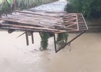 বৃষ্টির জলে ভেসে গেল টাকারজলা রামহরি পাড়ার লোহার ব্রীজ