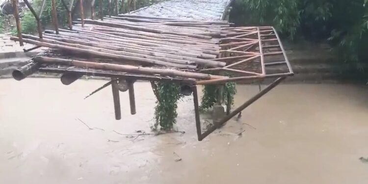 বৃষ্টির জলে ভেসে গেল টাকারজলা রামহরি পাড়ার লোহার ব্রীজ