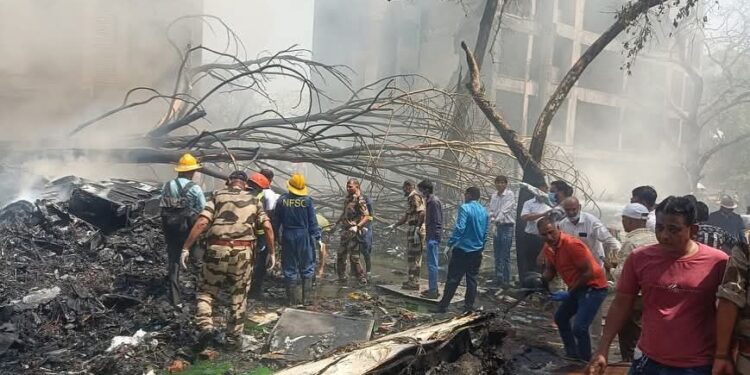 ২৪২ জন যাএী নিয়ে ভেঙ্গে পড়ল এয়ার ইন্ডিয়ার বিমান!