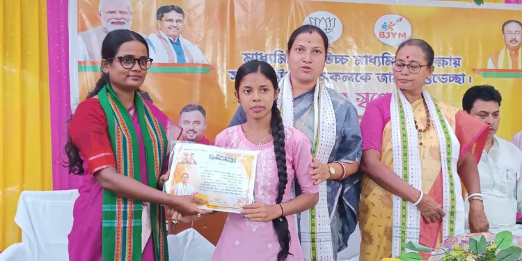 বিপ্লবের হাত ধরে অনুষ্ঠিত কৃতি সংবর্ধনা অনুষ্ঠান “নব স্বপ্নের উড়ানের”