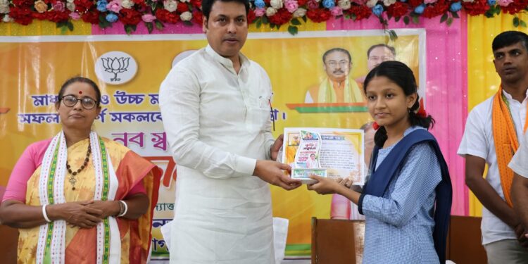 বিপ্লবের হাত ধরে অনুষ্ঠিত কৃতি সংবর্ধনা অনুষ্ঠান “নব স্বপ্নের উড়ানের”