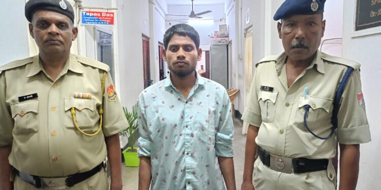 বাংলাদেশী আটক!