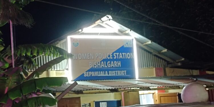 বিশালগড় মহিলা থানার ওসির গাড়ি নিয়ে চম্পট দিল এক অপরিচিত যুবক