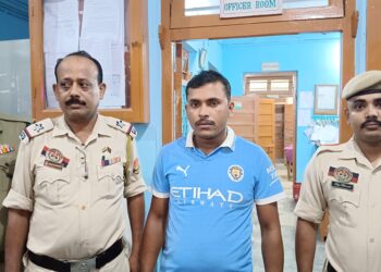 বিশালগড় থানার ওসির গাড়ি ছিনতাই কান্ডের মূল মাস্টারমাইন্ড অবশেষে পুলিশের জালে!