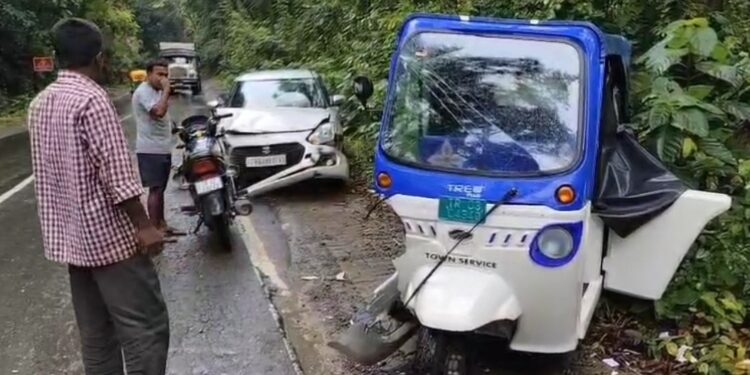 মারুতি ও অটোর মুখোমুখি সংঘর্ষে গুরুতর আহত ২