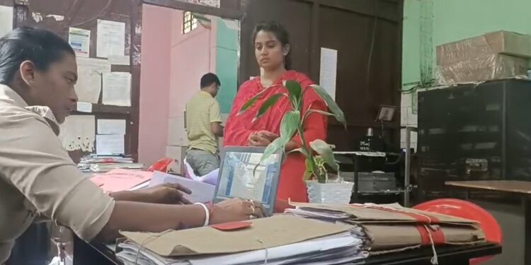 দুই আইনজীবীর বিরুদ্ধে মিথ্যা অভিযোগ দায়ের করে এখন ফেঁসে গেল সোমনাথ মন্ডল