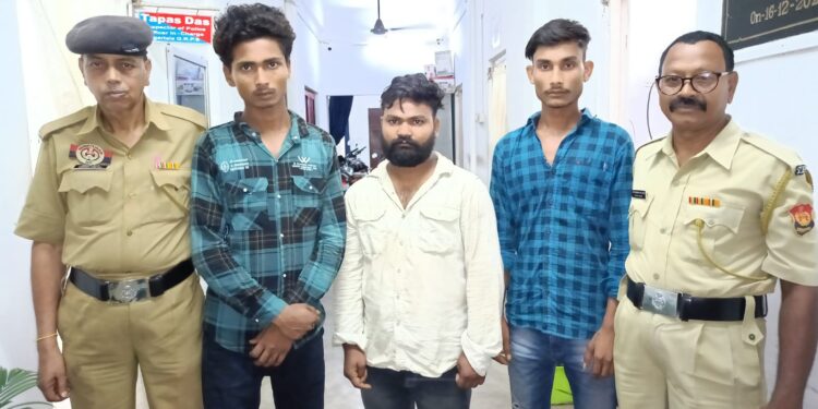 দেড় লক্ষ টাকার শুঁকনো গাঁজা সহ পুলিশের হাতে আটক তিন