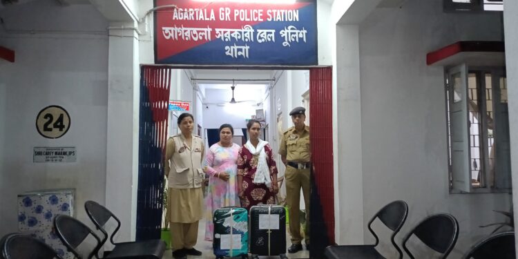 ২৩ কেজি শুঁকনো গাঁজা সহ পুলিশের হাতে আটক দুই মহিলা