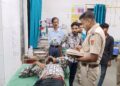 গাড়ি থেকে পড়ে গুরুতর আহত এক যুবক