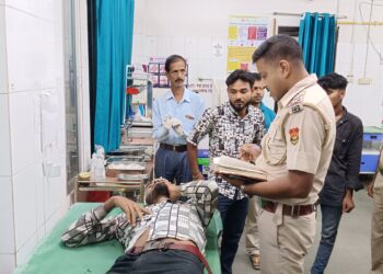 গাড়ি থেকে পড়ে গুরুতর আহত এক যুবক