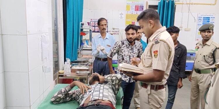 গাড়ি থেকে পড়ে গুরুতর আহত এক যুবক