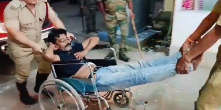 দুর্ঘটনায় আহত রোগীদের প্রতি অমানবিক আচরণ বিশালগড় অগ্নি নির্বাপক দপ্তরের কর্মীদের!