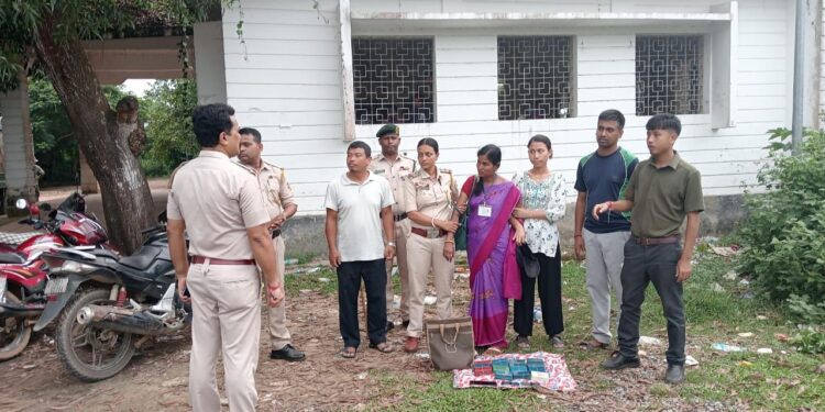 বিপুল পরিমাণ নেশা সামগ্রী সহ পুলিশের হাতে আটক এক মহিলা