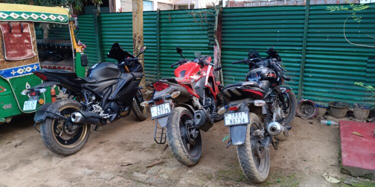 তিনটি চুরির বাইক সহ তিনজন বাইক চোরকে আটক