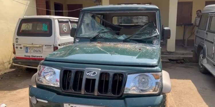 প্রকাশ্য দিবালোকে বিএসএফের গাড়ি ভাঙচুর!