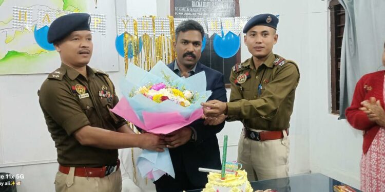 পুলিশ কর্তৃক আধিকারিকের জন্মদিন পালন করে সৌভ্রাতৃত্বের অনন্য নজির