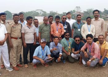 খোয়াইয়ে পুলিশ–সাংবাদিক প্রীতি ক্রিকেট ম্যাচে জয়ী পুলিশ দল