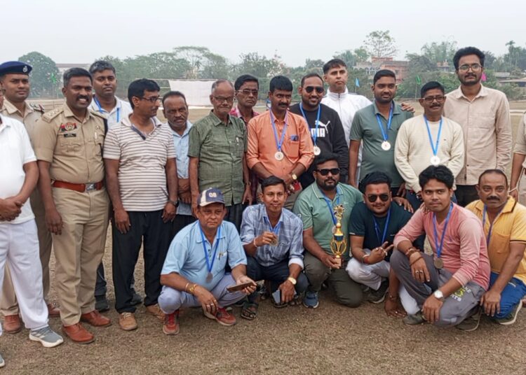 খোয়াইয়ে পুলিশ–সাংবাদিক প্রীতি ক্রিকেট ম্যাচে জয়ী পুলিশ দল