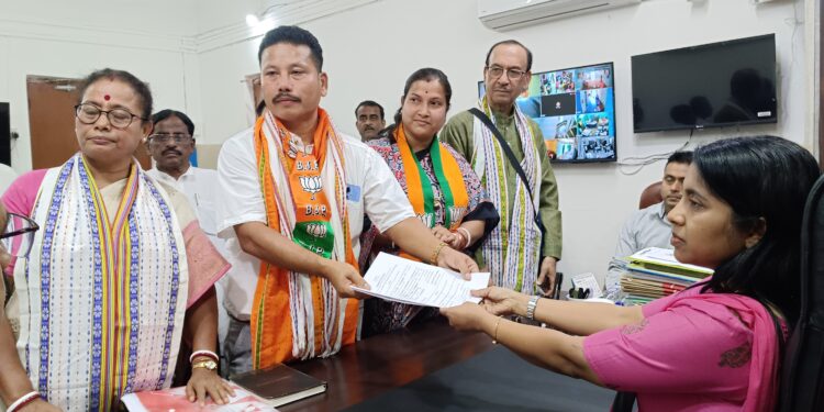 সম্পন্ন হল ১৯ আমতলী গোলাঘাটি কেন্দ্রের মনোনয়নপত্র জামা