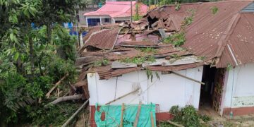 বসতঘরের উপর গাছ ভেঙ্গে পড়ে ব্যাপক ক্ষয়ক্ষতি!