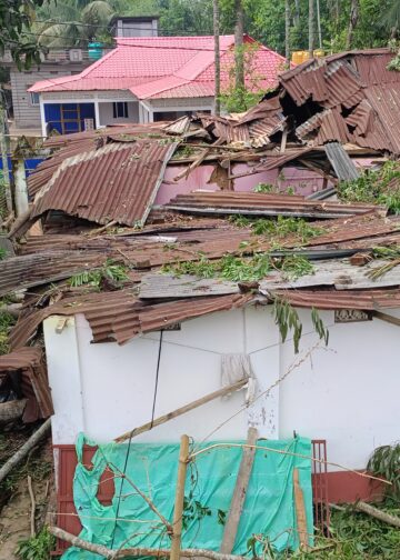 বসতঘরের উপর গাছ ভেঙ্গে পড়ে ব্যাপক ক্ষয়ক্ষতি!