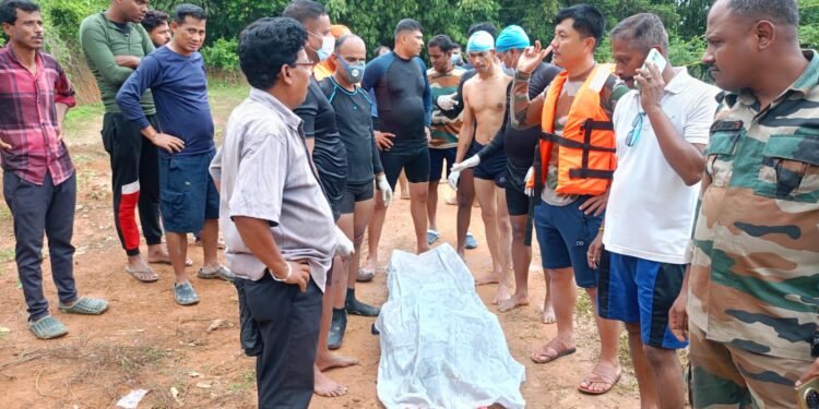 অবশেষে দুদিন পর ভেসে উঠল নদীতে তলিয়ে যাওয়া রাকেশ শীলের মৃতদেহ।